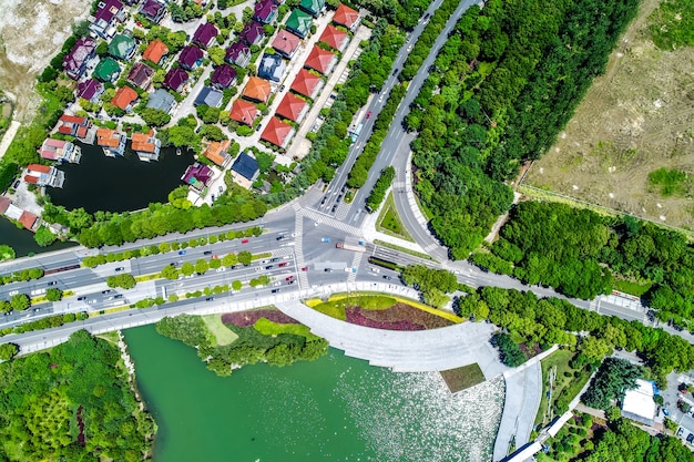 El parque de la ciudad con el lago