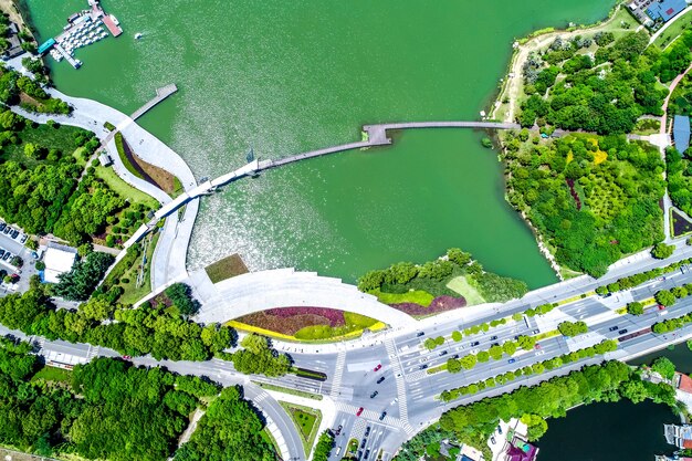 El parque de la ciudad con el lago