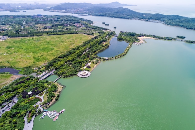 El parque de la ciudad con el lago