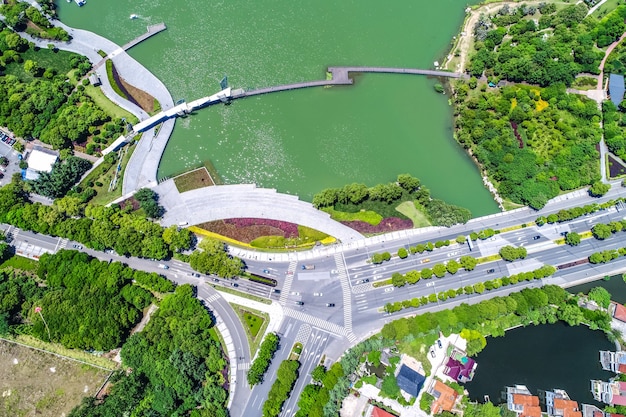 El parque de la ciudad con el lago