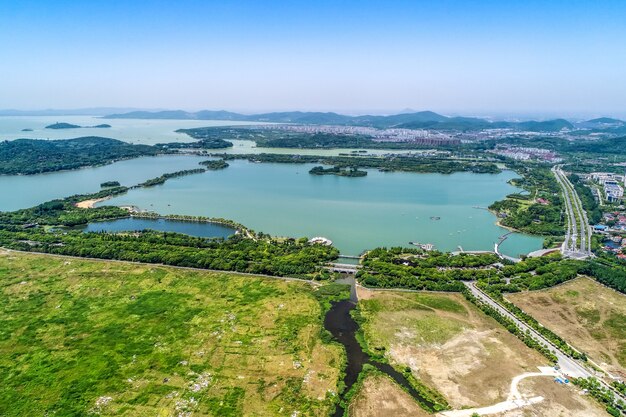 El parque de la ciudad con el lago