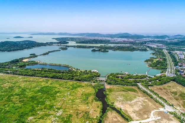 El parque de la ciudad con el lago