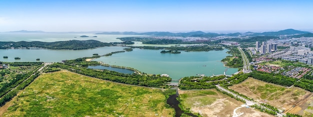 El parque de la ciudad con el lago