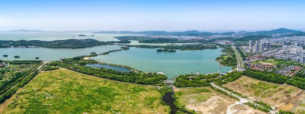 El parque de la ciudad con el lago