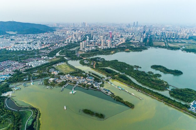 El parque de la ciudad con el lago