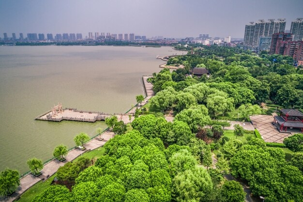 El parque de la ciudad con el lago