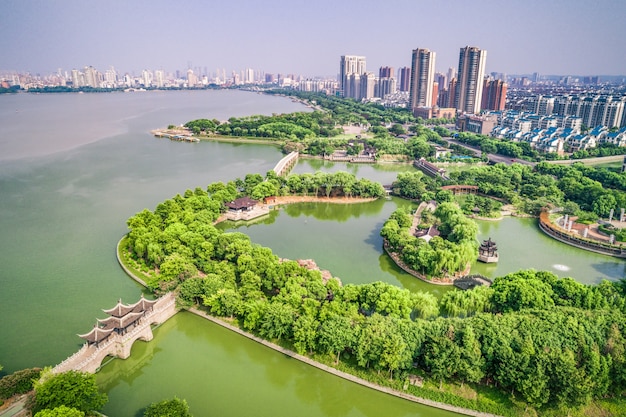 El parque de la ciudad con el lago