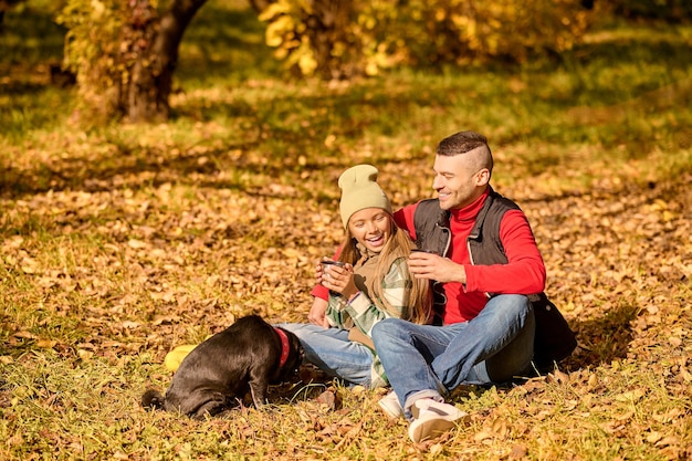 En el parque. Una familia pasando tiempo en el parque con su perro.