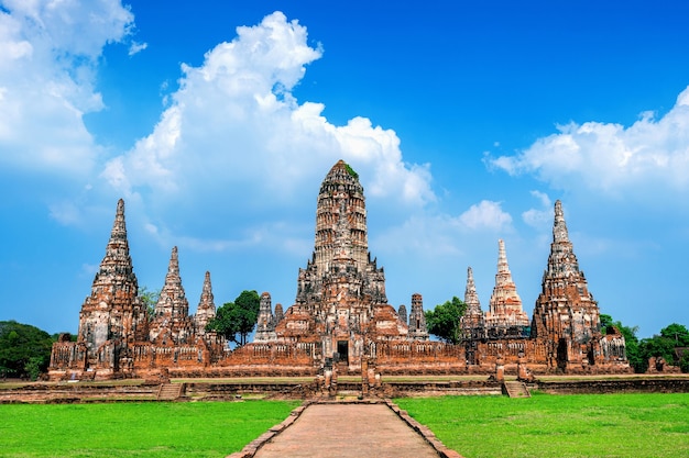 Parque histórico de Ayutthaya, templo budista de Wat Chaiwatthanaram en Tailandia.