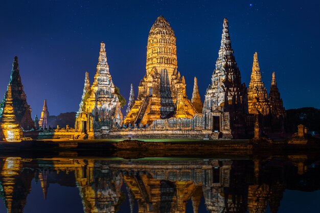 Parque histórico de Ayutthaya, templo budista de Wat Chaiwatthanaram en Tailandia.