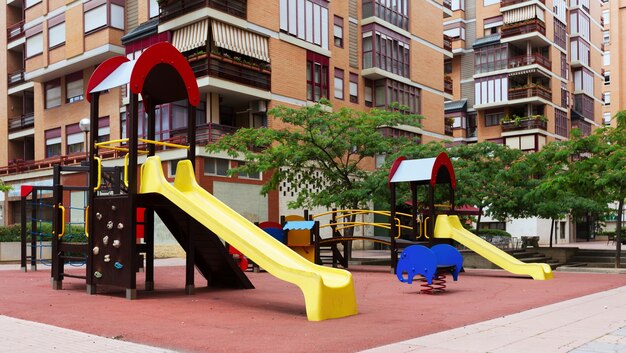 parque infantil en la calle de la ciudad