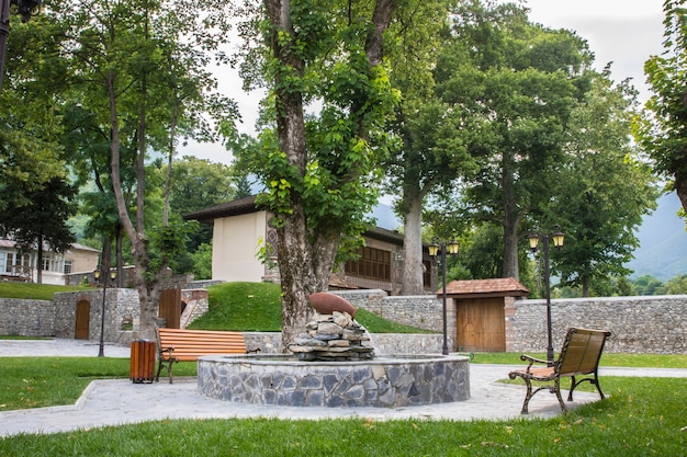 Parque municipal con bancos y chimenea.