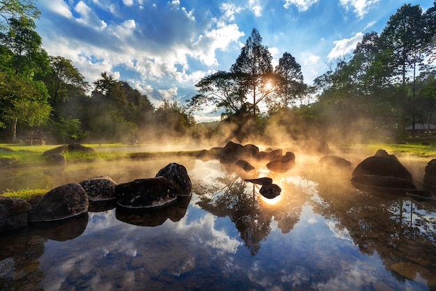 Parque Nacional Chae Son Hot Spring al amanecer en la provincia de Lampang, Tailandia