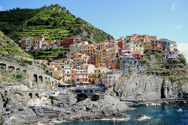 Parque Nacional de Cinque Terre rodeado por el mar bajo la luz del sol en Italia