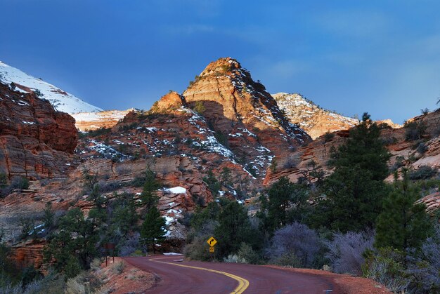 Parque Nacional Zion con carretera y nieve.