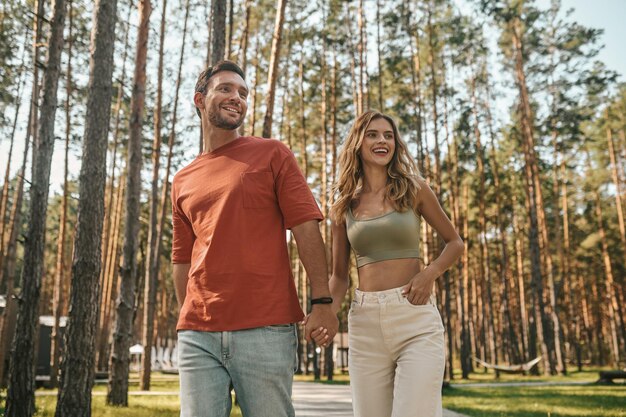 En el parque. Pareja joven pasando tiempo juntos en el parque