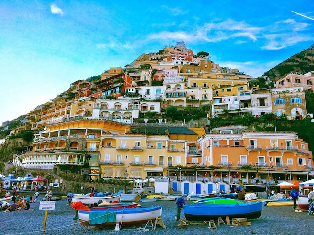 Parque regional de las montañas lattari castellammare italia con un cielo azul claro