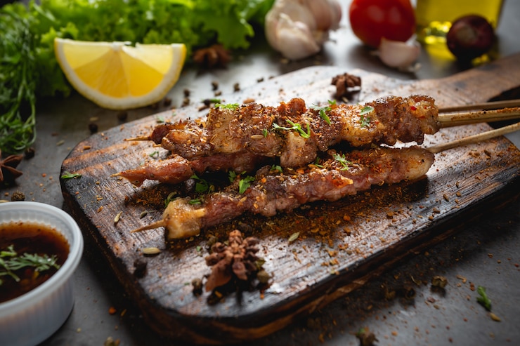 Foto gratuito la parrilla de barbacoa cocinada con salsa picante de pimienta de sichuan es una hierba china.