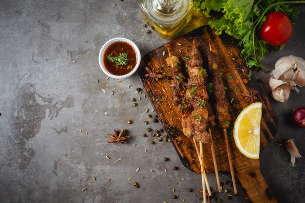 La parrilla de barbacoa cocinada con salsa picante de pimienta de Sichuan es una hierba china.