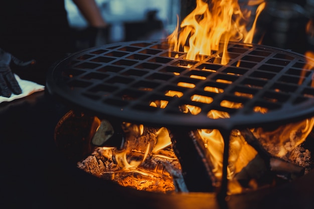 parrilla de la barbacoa, primer plano. cocinando profesionalmente comida en un fuego abierto sobre una rejilla de hierro fundido.