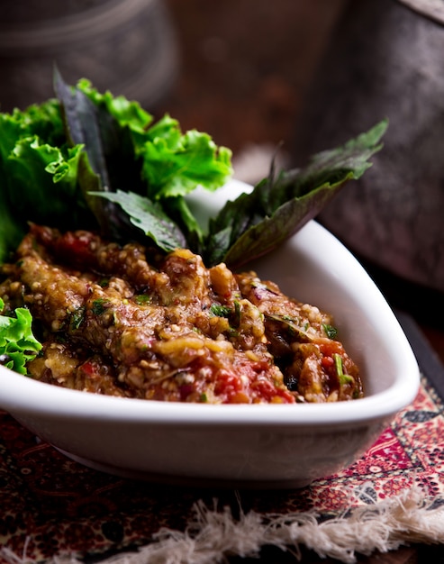 Parrilla de ensalada de verduras con carbón sobre la mesa