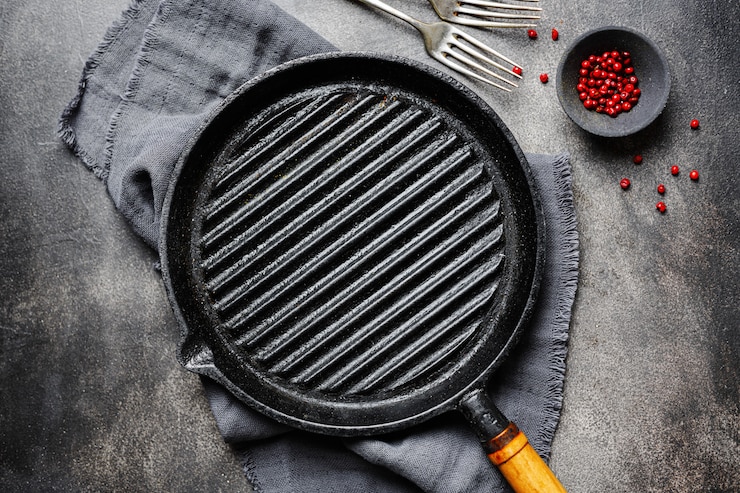 Foto gratuito parrilla de hierro vacía sobre la mesa