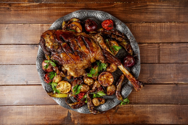 Parrilla de pollo con verduras sobre la mesa