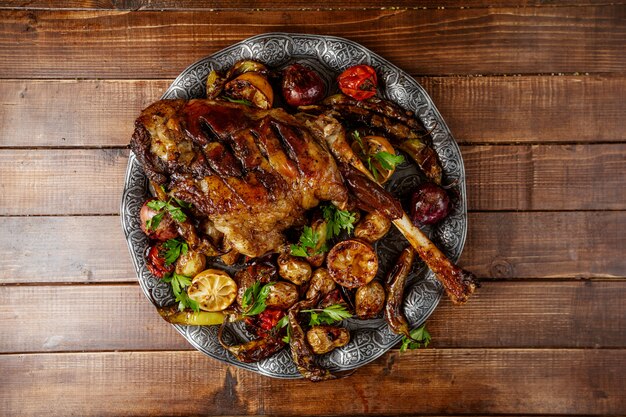 Parrilla de pollo con verduras sobre la mesa