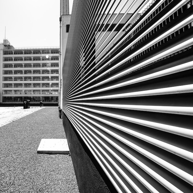 Parte del edificio hecha de piezas blancas de metal que se superponen