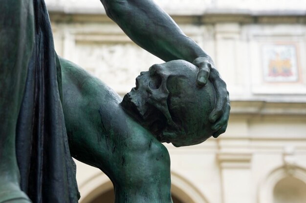 Parte de la escultura de bronce del hombre con calavera