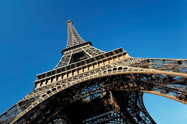 Parte de la famosa torre Eiffel con cielo azul en París, Francia