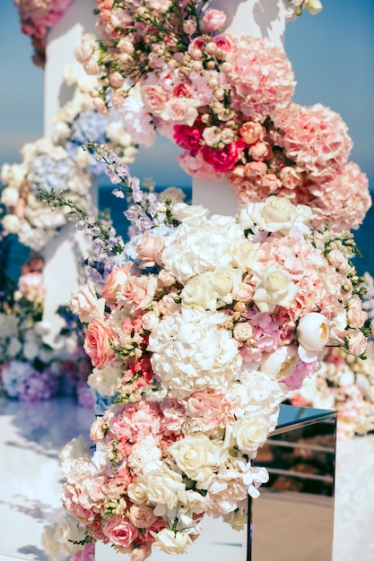 Parte con flores en el arco de la boda