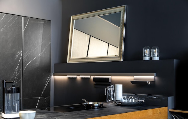 Foto gratuita parte del interior de la cocina en minimalismo moderno negro.