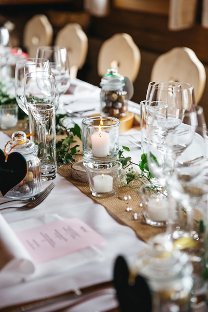 Parte de la mesa decorada para invitados de cerca