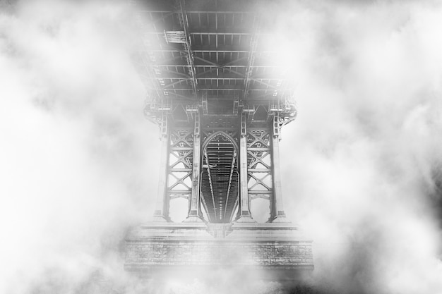 Parte superior de un puente rodeado de nubes