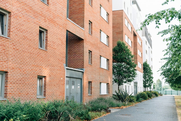 Parte trasera de un moderno apartamento inglés.