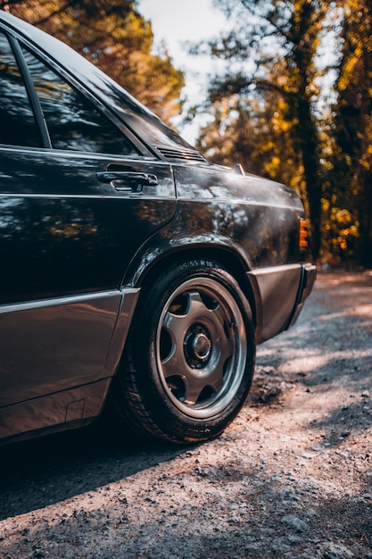 Foto gratuita parte trasera y rueda de un automóvil sedán negro vintage.