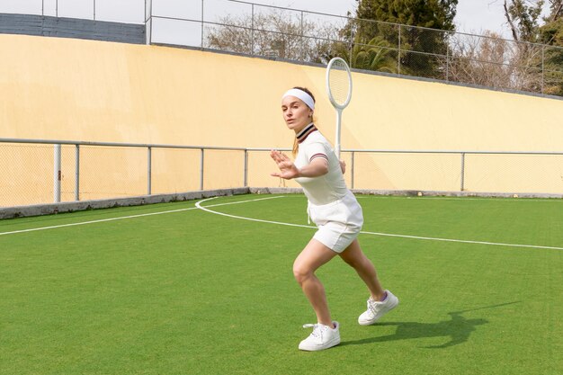 Partido de tenis con mujer hermosa