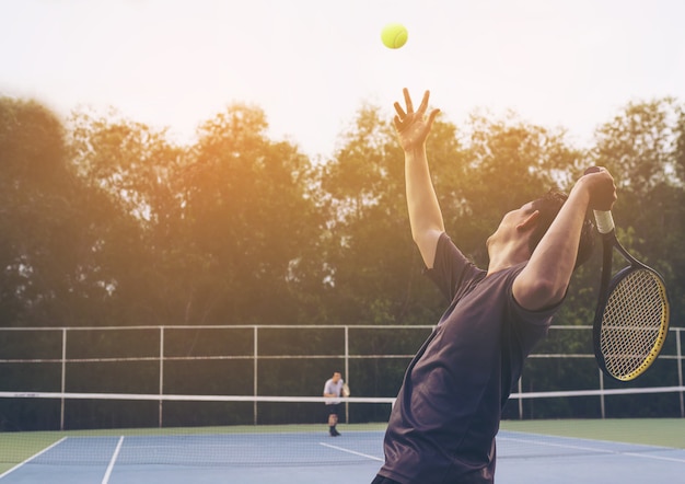 Partido de tenis que un jugador que sirve