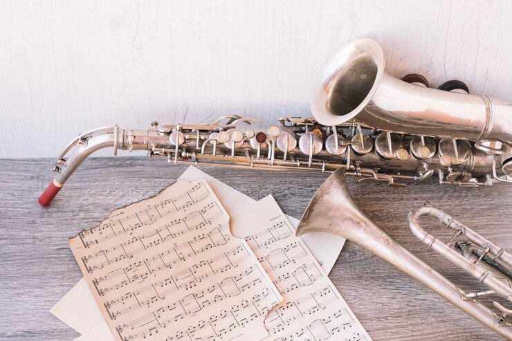 Foto gratuito partituras cerca de saxofón y trompeta