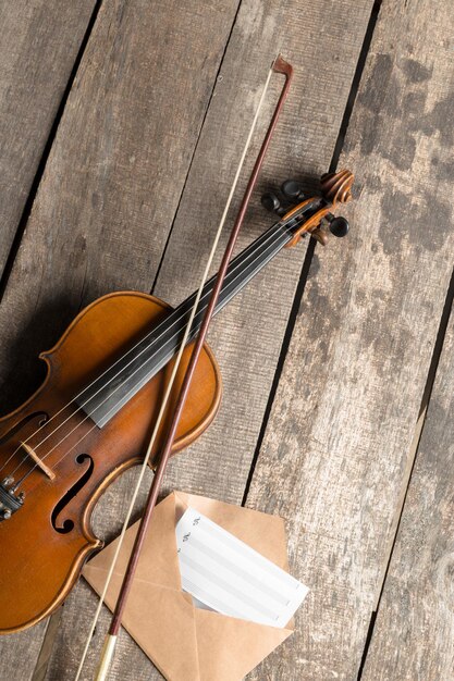 Partituras y violín en mesa de madera