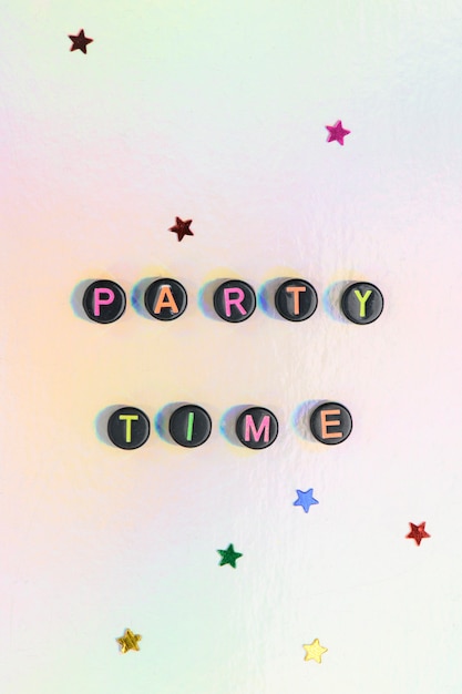 Foto gratuita party time palabra carta perlas en pastel