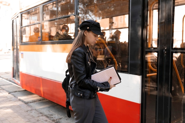 Foto gratuita pasajero esperando en la estación por el tranvía.