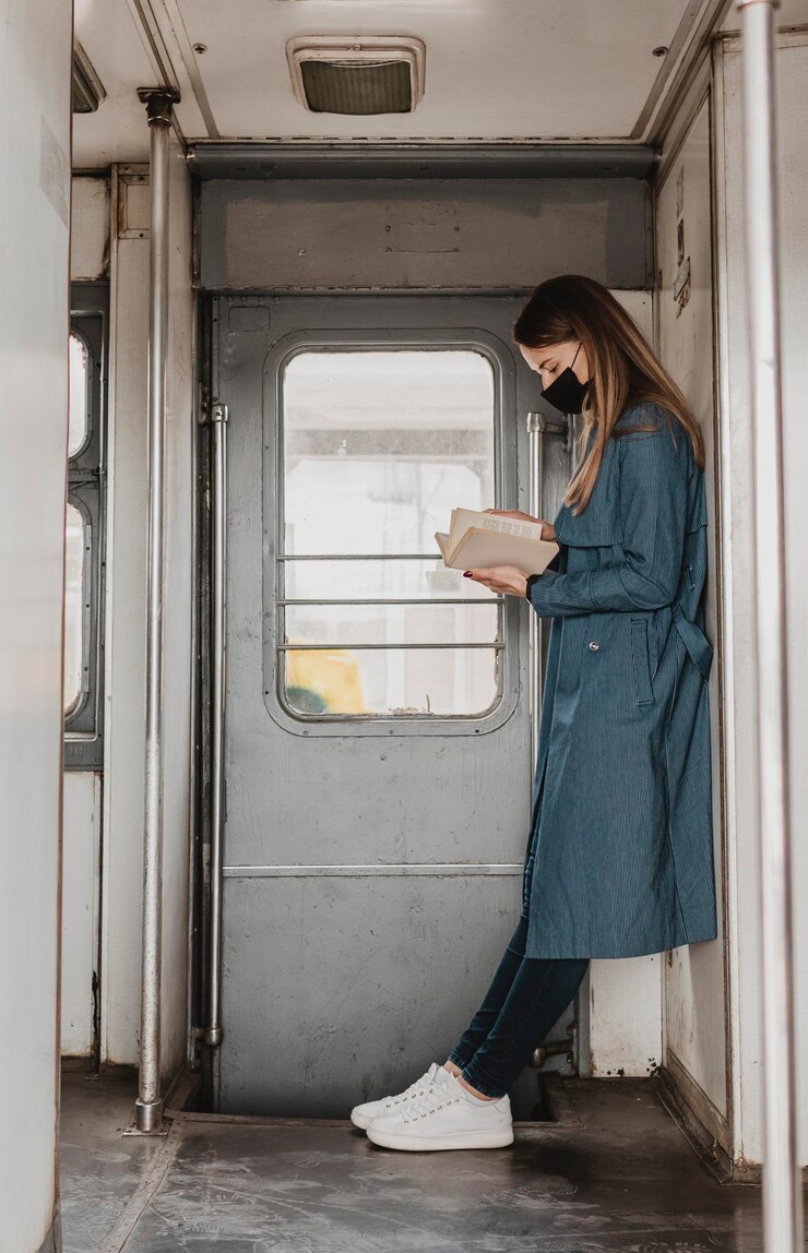 Foto gratuito pasajero lateral en la lectura del tren