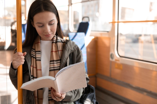 Pasajero leyendo y viajando en tranvía