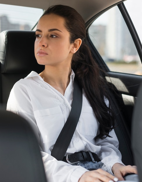 Foto gratuita pasajero sentado en el auto y mirando por la ventana