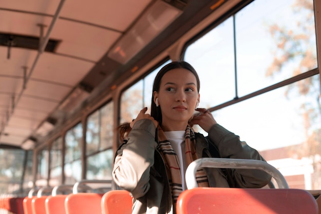 Pasajero sentado en el tranvía de transporte público