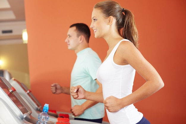 Foto gratuita pasándolo bien en el gimnasio