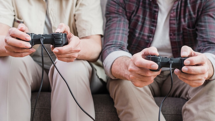 Photo Gratis pasangan lansia bermain video game bersama