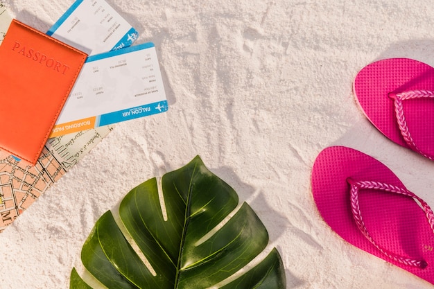 Foto gratuita pasaporte y chanclas para vacaciones en la playa.